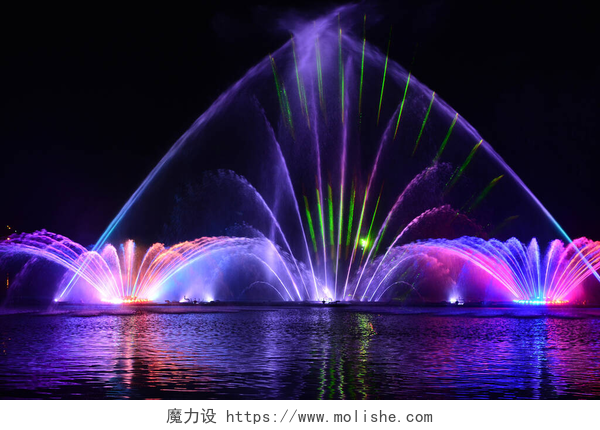 带激光动画的音乐喷泉带激光动画的音乐喷泉。乌克兰文尼察市Roshen堤上的夜间激光喷泉表演。乌克兰人文尼察市的音乐喷泉"Roshen" 。.